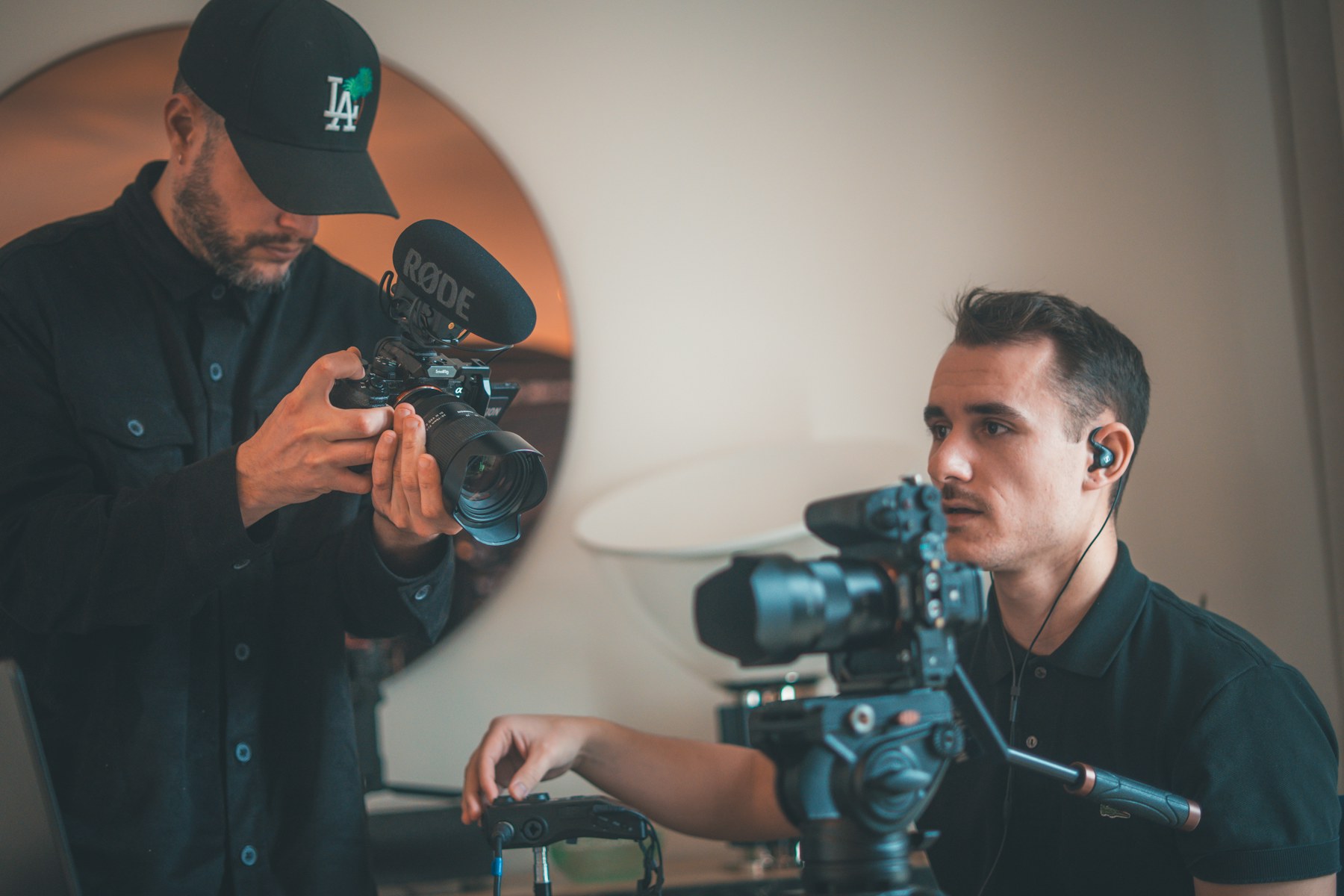 Zwei Videografen bereiten professionelle Kameras für eine Innenaufnahme vor